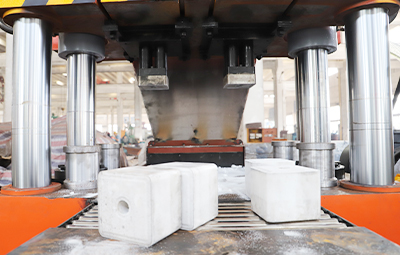 630吨牛羊舔砖油压机结构工艺