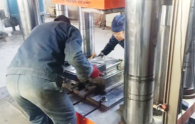 630吨800吨1000吨石墨匣钵成型液压机