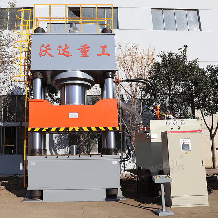 2000吨三梁四柱油压机.jpg