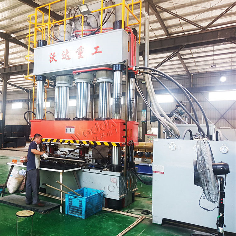 塑料建筑模板成型油压机客户现场.jpg