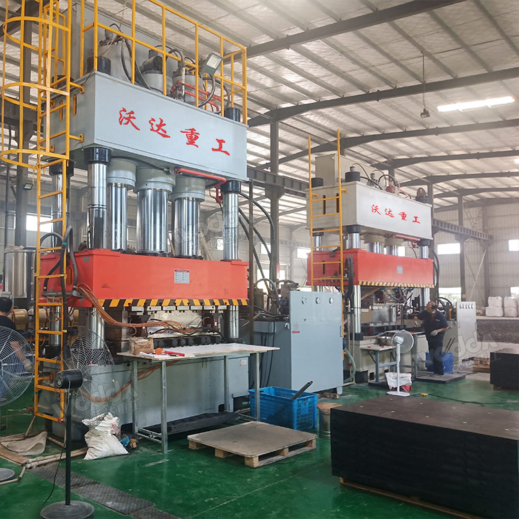 1000吨塑料建筑模板成型油压机.jpg