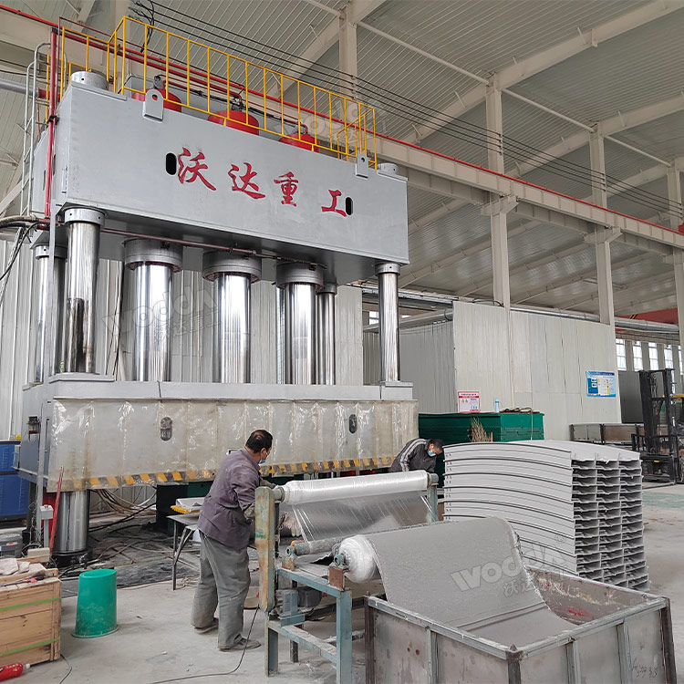 1500吨玻璃钢电缆桥架成型油压机.jpg