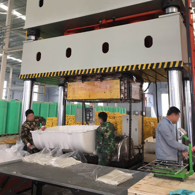 玻璃钢化粪池成型油压机现场.jpg