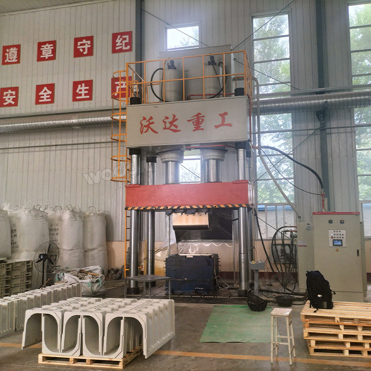 800吨三梁四柱油压机客户现场.jpg