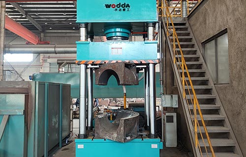 630吨四柱油压机热压弯头一次成型